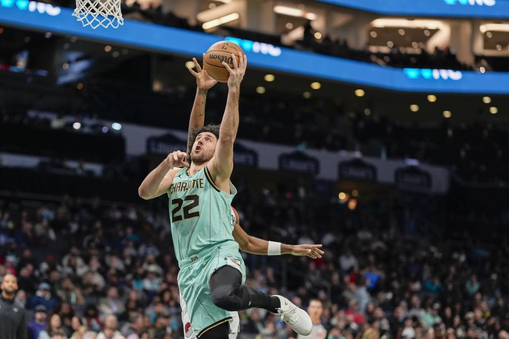 上表现出极 上表现出极